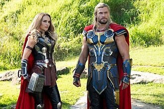 Thor 4 Kısmi Çıplaklığa Sahip İlk Marvel Filmi Olarak Rekor Kırdı 17